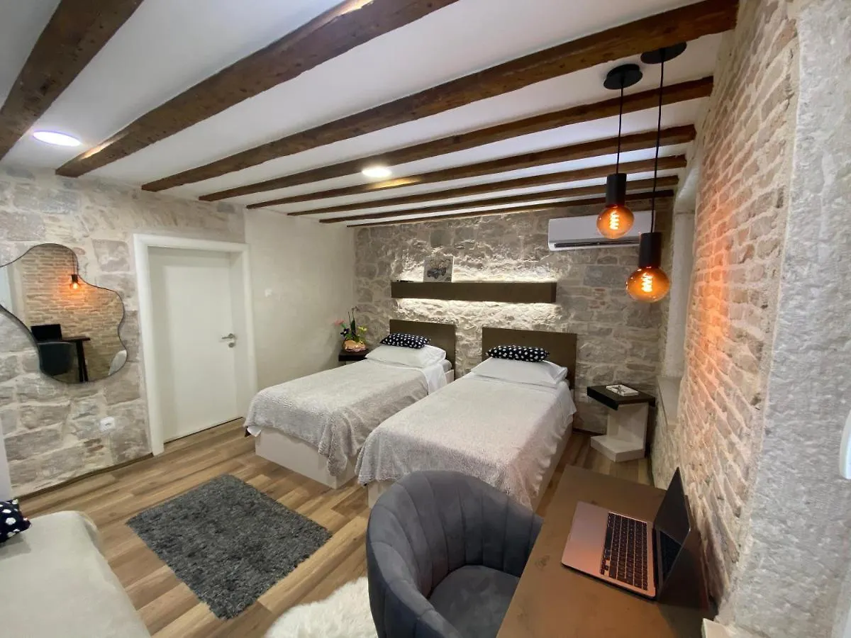 Guest House Laura Split