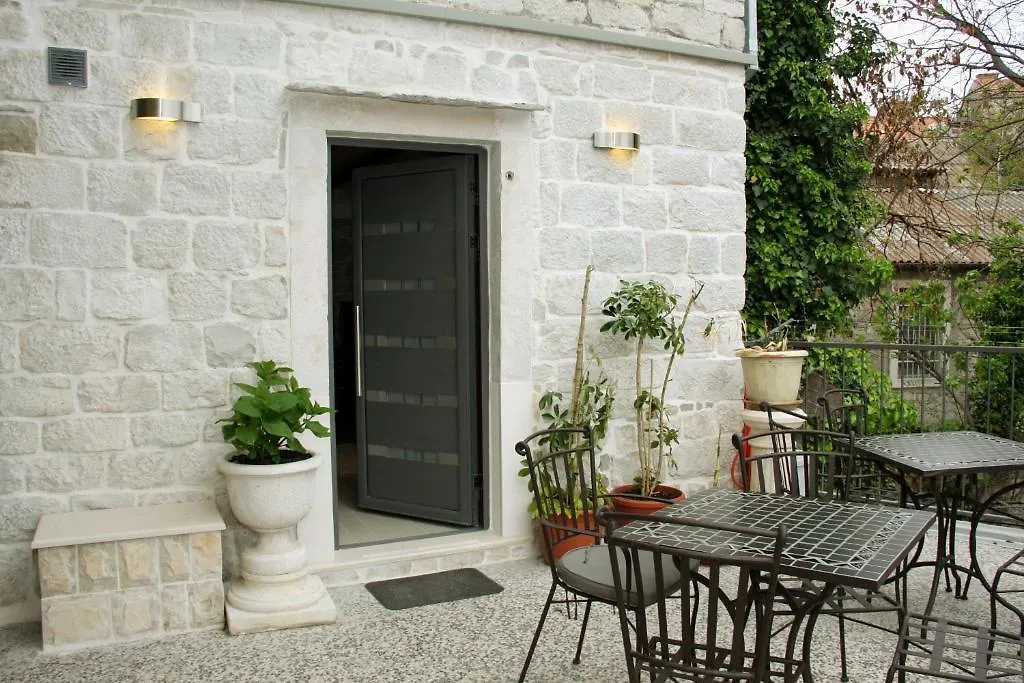 Guest House Laura Split