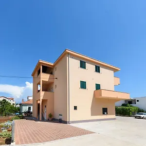 Apartment Robi 