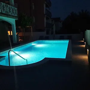 vuletic-apartments.hotels-in-trogir.com/